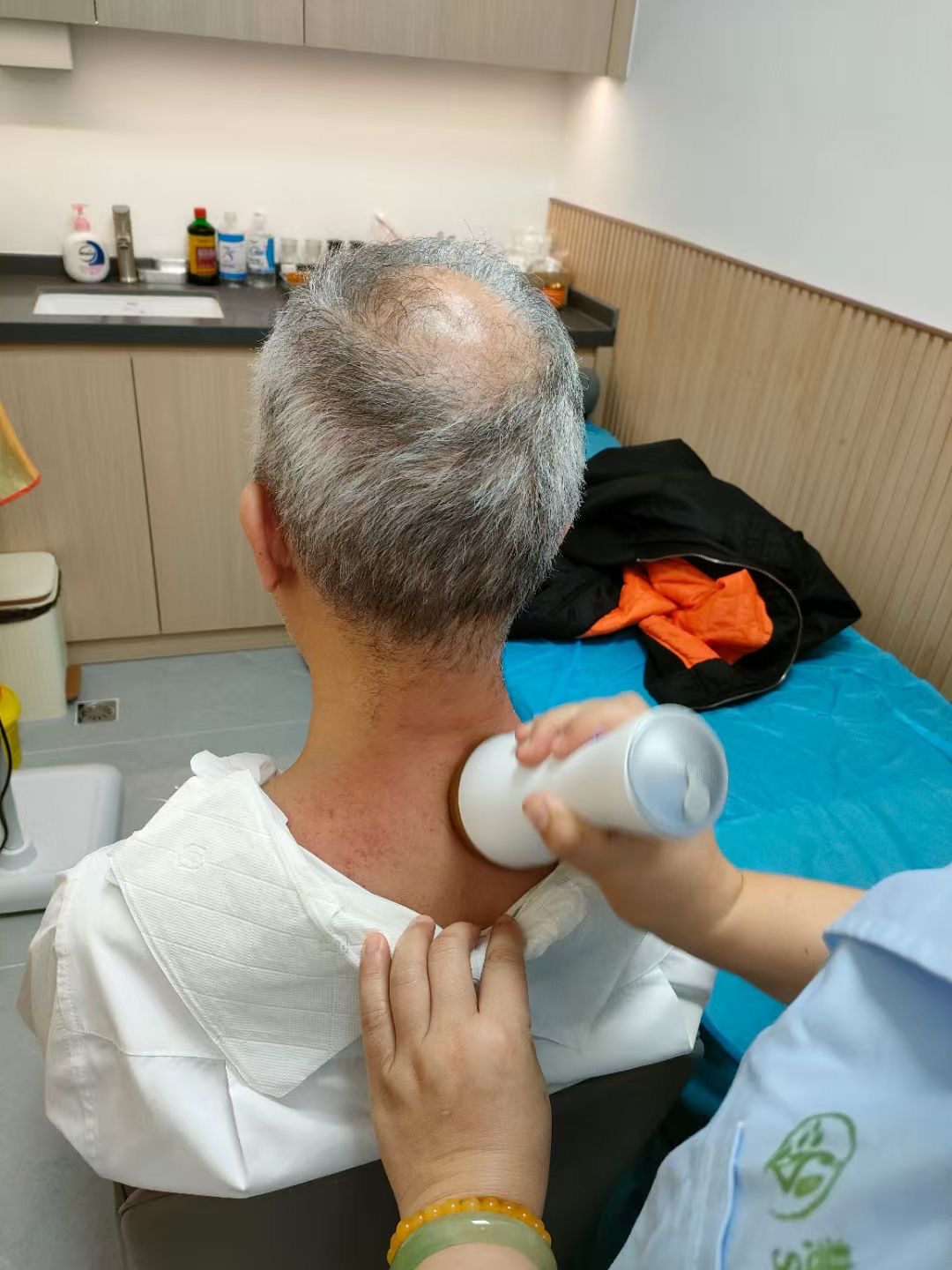 中藥房體驗無痛刮痧儀器